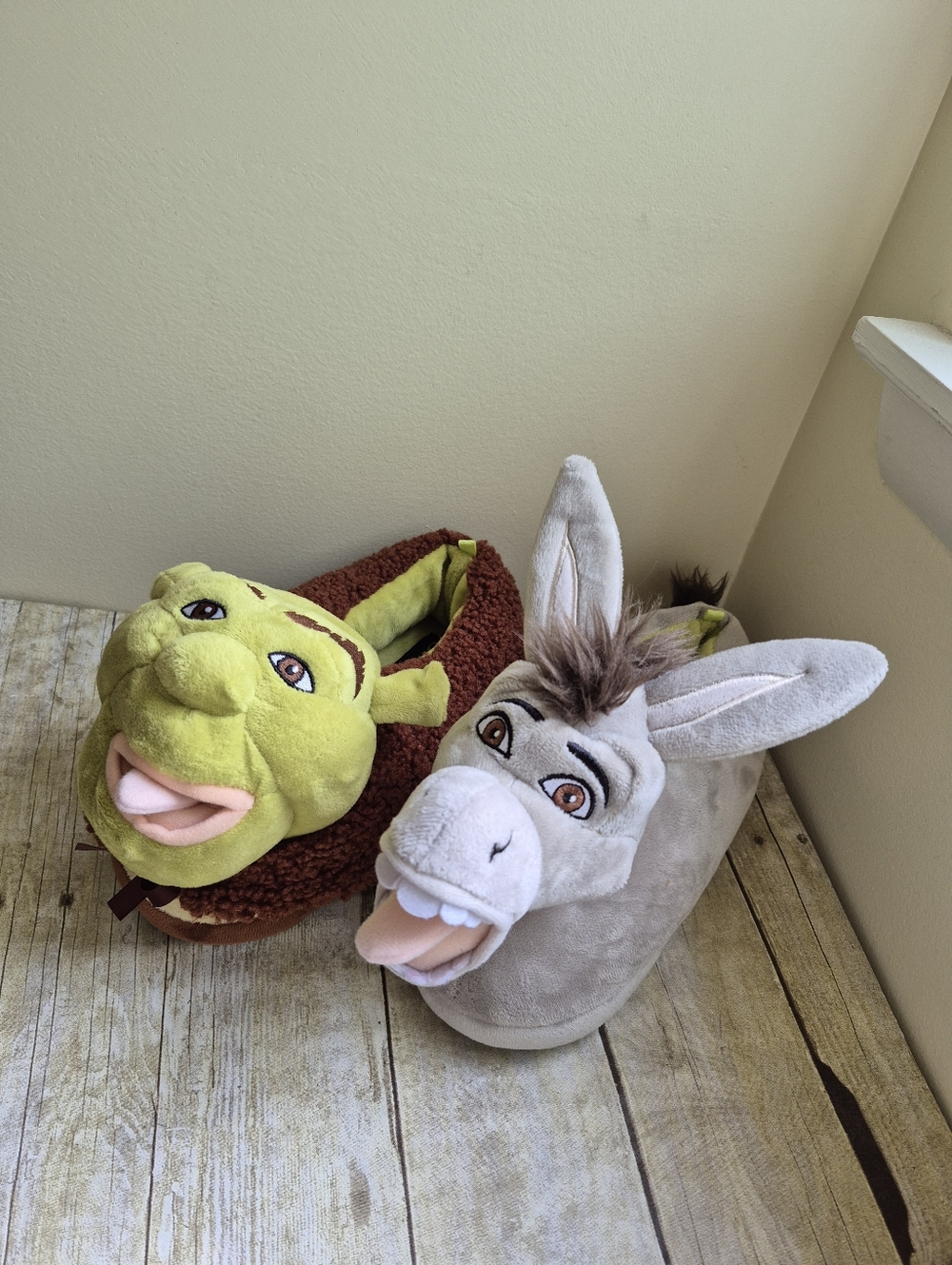 Shrek & Donkey Plush Slipper Pair - Green and Gray, Unisex - Picture 2 of 12